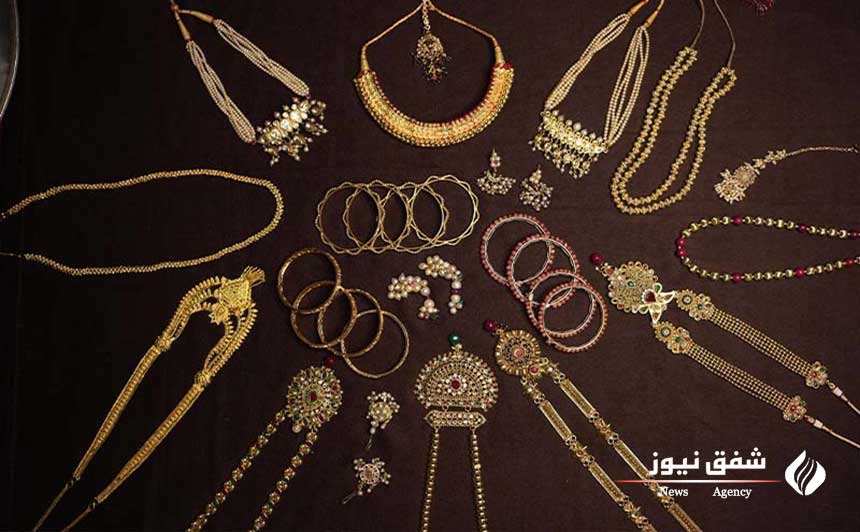 ست جواهرات روی پسزمینه قهوهای